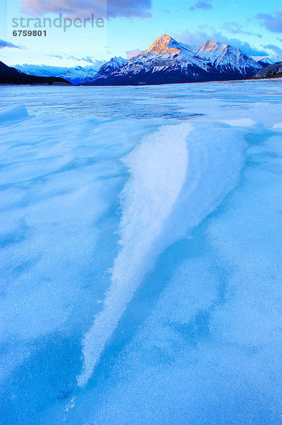 beleuchtet  Schnee  Morgen  See  Anordnung  Berg  Kootenay Nationalpark  Alberta  gefroren