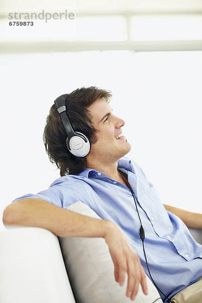 Mann Musik über Kopfhörer zu hören