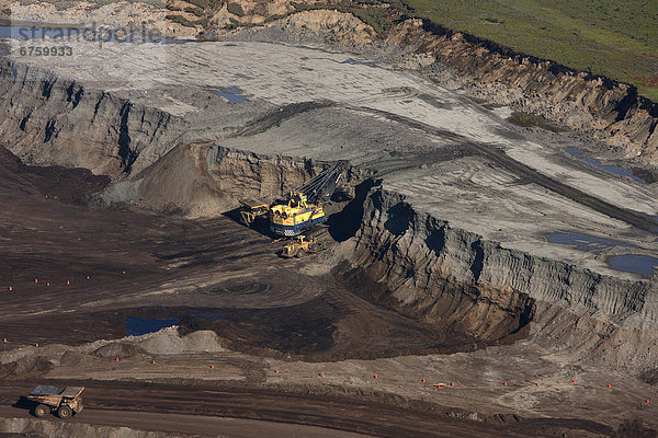 nahe  Planung  füllen  füllt  füllend  beladen  groß  großes  großer  große  großen  Sand  Festung  Bergwerk  Grube  Gruben  Alberta  Raupe  Öl