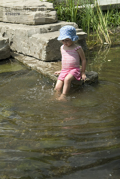 klein  Peterborough  Mädchen  Ontario  spielen  Teich