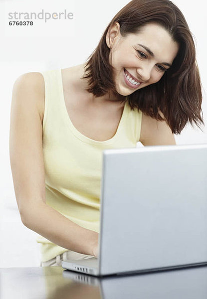Frau  lächeln  blättern  braunhaarig  Internet