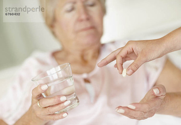 Senior  Senioren  Frau  geben  Pille