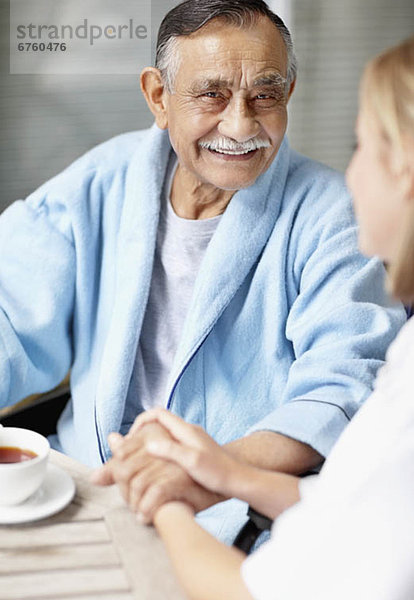 Patientin  sitzend  Senior  Senioren  Tisch