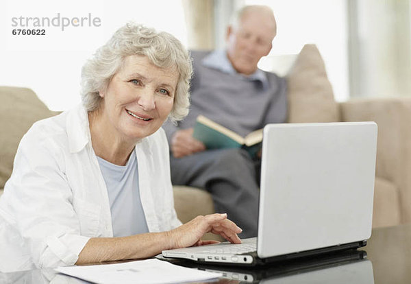 Senior  Senioren  Frau  blättern  Internet
