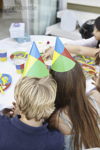 Kinder auf einer Geburtstagsfeier