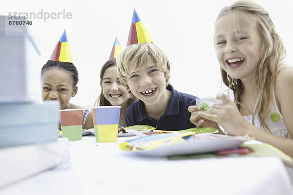 Kinder auf einer Geburtstagsfeier