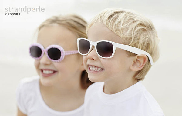 Strand  Junge - Person  Kleidung  Sonnenbrille  5-6 Jahre  5 bis 6 Jahre  10-11 Jahre  10 bis 11 Jahre  Mädchen