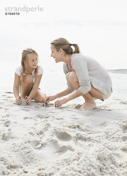 Strand  10-11 Jahre  10 bis 11 Jahre  Mädchen  Mutter - Mensch  spielen