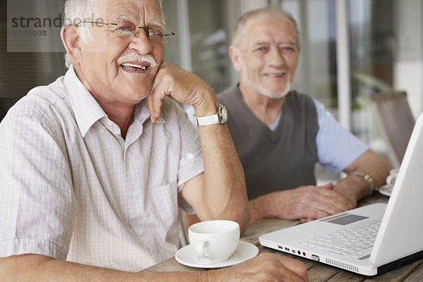 Senior  Senioren  Mann  Entspannung  2  Tisch