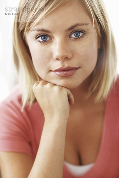 Porträt von junge blonde Frau