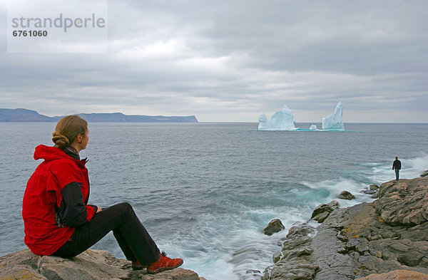 Eisberg  Felsbrocken  sitzend  Frau  Ozean  hinaussehen  Atlantischer Ozean  Atlantik  Neufundland