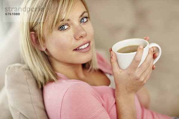 Portrait  Frau  jung  trinken  Kaffee  blond