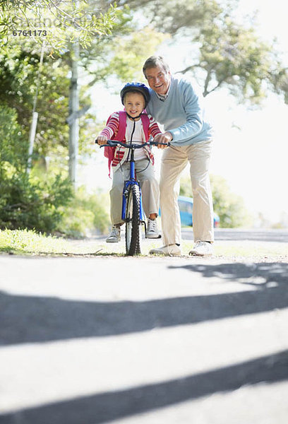 Hilfe  fahren  Enkeltochter  Großvater  10-11 Jahre  10 bis 11 Jahre