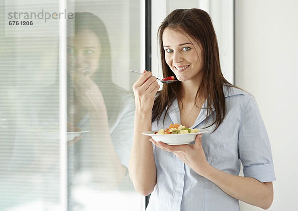 Portrait  Frau  Salat  Mittelpunkt  essen  essend  isst  Erwachsener