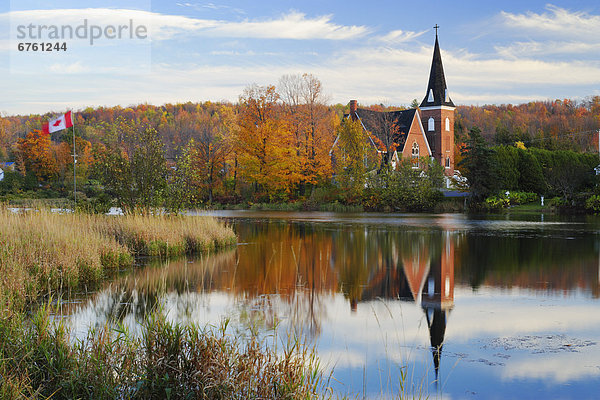 See  Spiegelung  Kirche  Herbst  Quebec