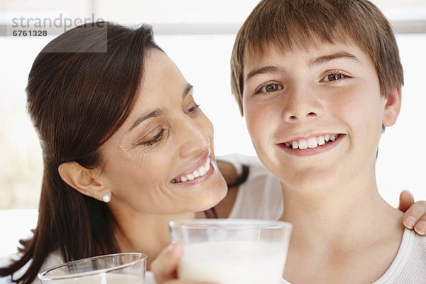 Portrait  lächeln  Sohn  12-13 Jahre  12 bis 13 Jahre  Mutter - Mensch  Milch
