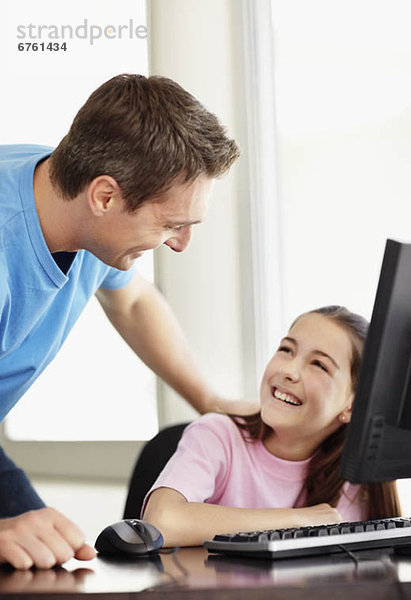 Computer  Menschlicher Vater  Tochter  10-11 Jahre  10 bis 11 Jahre  spielen