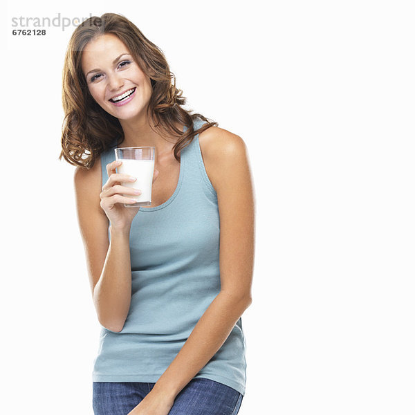 Portrait  Attraktivität  Frau  Glas  lächeln  halten  jung  Studioaufnahme  Milch