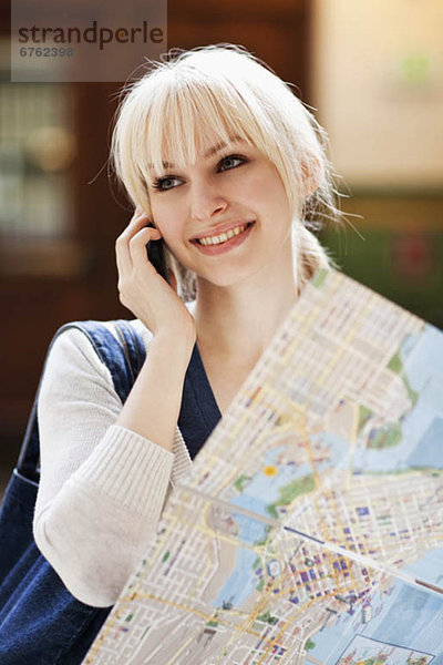 Vereinigte Staaten von Amerika  USA  Frau  sprechen  halten  Landkarte  Karte  jung  Seattle