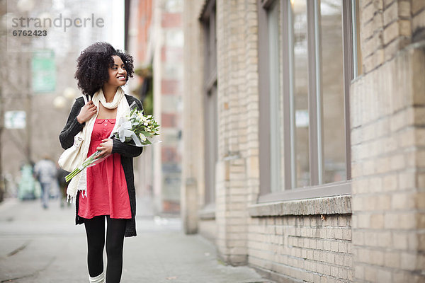 Vereinigte Staaten von Amerika  USA  Frau  tragen  gehen  Bündel  Straße  jung  Tulpe  Seattle  Washington State