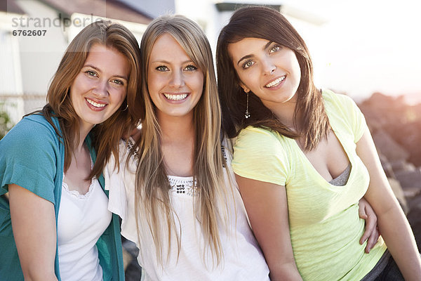 Drei junge Frauen lachen fröhlich