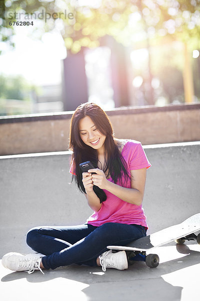 sitzend  Frau  chinesisch  Text  Skateboard  Kurznachricht  jung