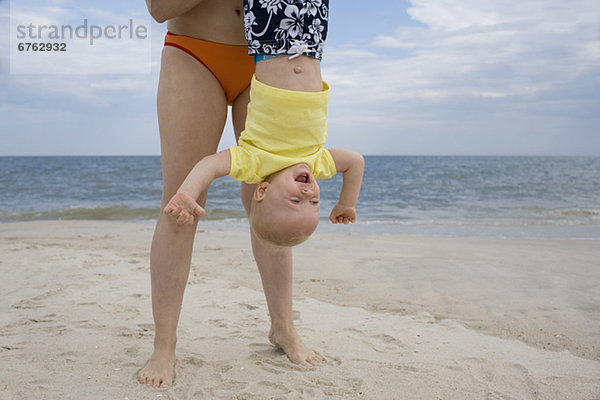 verkehrt herum  Strand  Junge - Person  halten  Mutter - Mensch  Baby