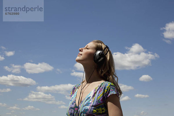 Außenaufnahme  Frau  zuhören  Musik  jung  freie Natur