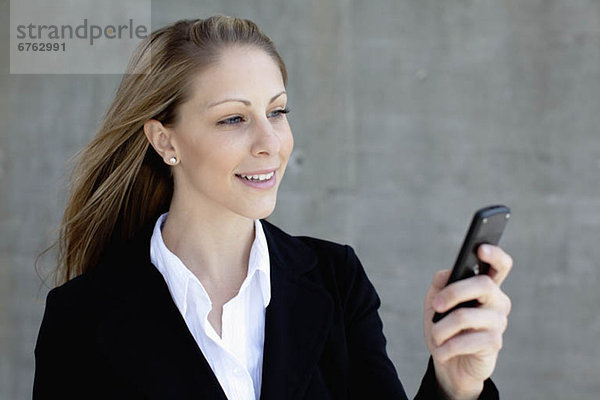 Geschäftsfrau mit Mobiltelefon