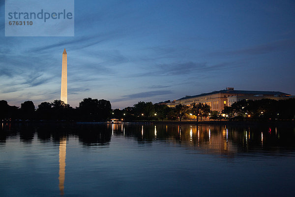 Vereinigte Staaten von Amerika  USA  Washington DC  Hauptstadt  Wasser  Spiegelung  Monument  Abenddämmerung