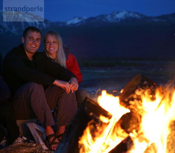 Lagerfeuer  Wasserrand  sitzend  See  Kluane Nationalpark  Yukon