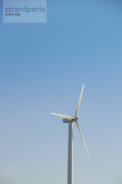 Windturbine Windrad Windräder Himmel blau Türkei