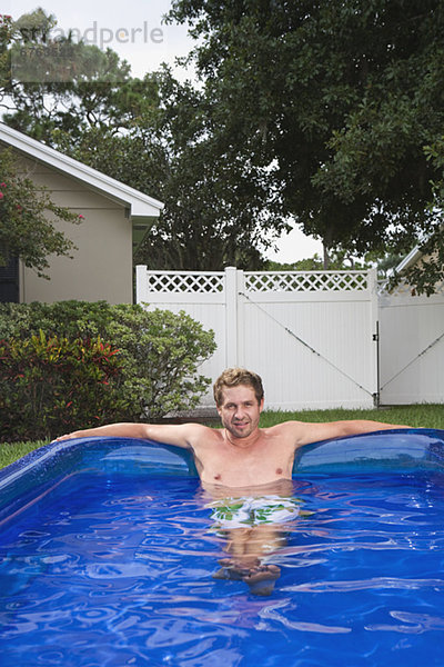 Portrait Mann dippen aufblasen Schwimmbad