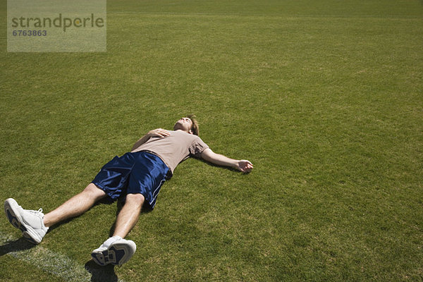 liegend  liegen  liegt  liegendes  liegender  liegende  daliegen  Athlet  Gras  Niederlage