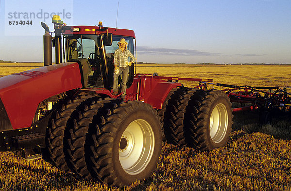 Traktor  Gerät  Bauernhof  Hof  Höfe  anbauen  Dugald  Manitoba  Mädchen  Manitoba
