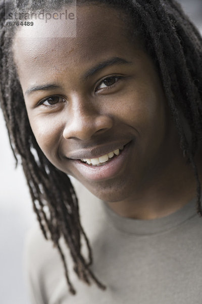Portrait  Jugendlicher  lächeln  Junge - Person  16-17 Jahre  16 bis 17 Jahre  Dreadlocks