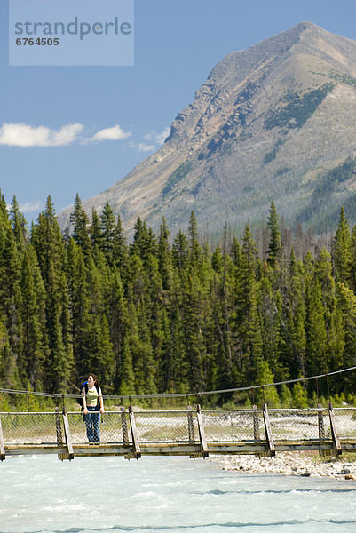 Frau über Brücke Fluss Kootenay Nationalpark