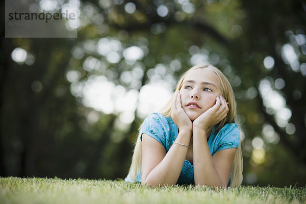 liegend  liegen  liegt  liegendes  liegender  liegende  daliegen  jung  Gras  Mädchen