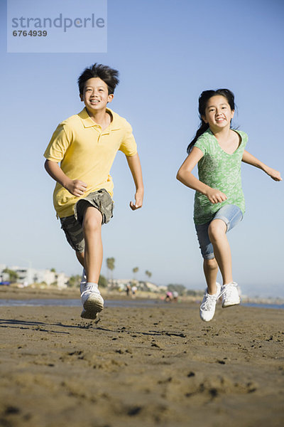 Kinder laufen am Strand