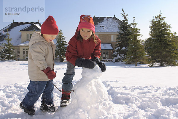 Bruder  Schwester  Gebäude  Schneemann