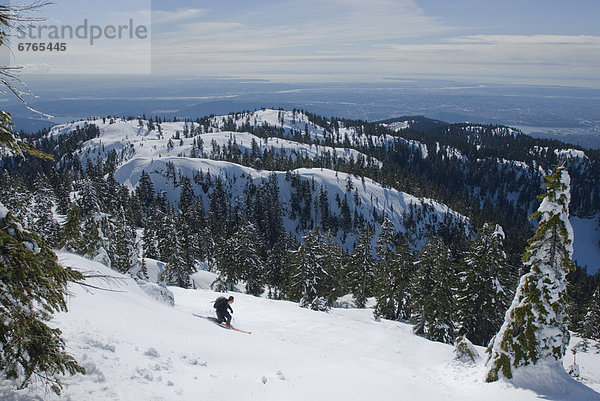 entfernt  Mann  Großstadt  Skisport  Berg  Mount Seymour  unterhalb  British Columbia  Vancouver