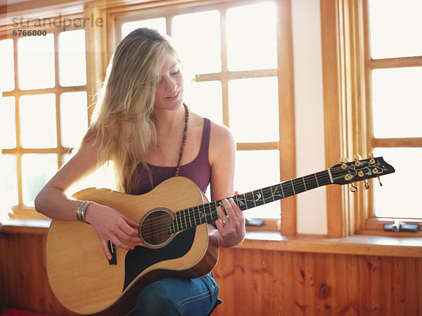 Interior  zu Hause  Frau  Gitarre  jung  spielen