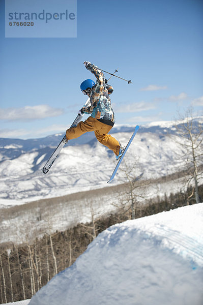 Skifahrer  springen