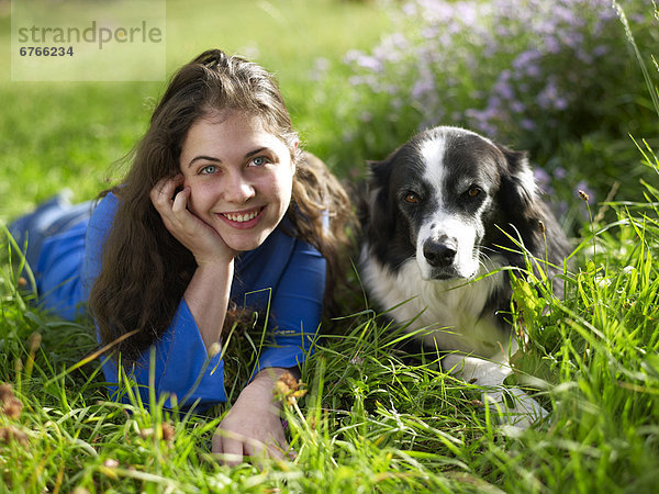 Vereinigte Staaten von Amerika  USA  Portrait  Frau  Entspannung  Hund  jung  Gras  Colorado