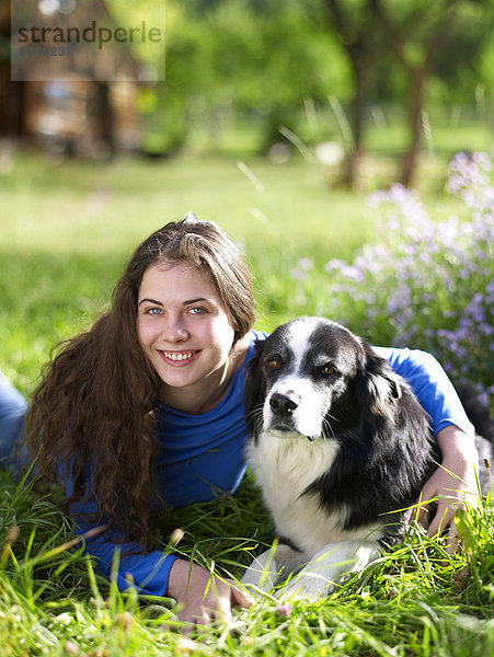 Vereinigte Staaten von Amerika  USA  Portrait  Frau  umarmen  Hund  jung  Gras  Colorado