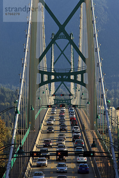 Morgen  Pendler  Brücke  Eingang  Ansicht  British Columbia  Straßenverkehr  Vancouver