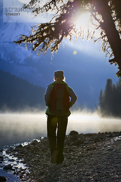 Frau  Morgen  Dunst  wandern  Jasper Nationalpark  Alberta