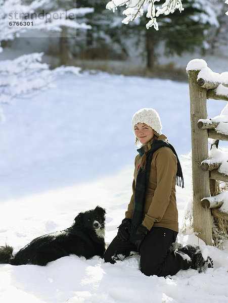 Vereinigte Staaten von Amerika  USA  Portrait  Frau  Hund  jung  Colorado  Schnee