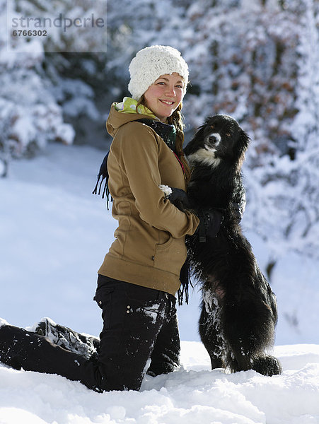 Vereinigte Staaten von Amerika  USA  Portrait  Frau  Hund  jung  Colorado  Schnee