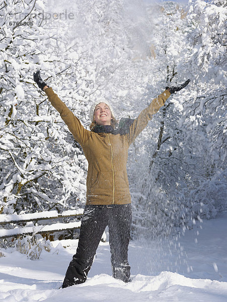 Vereinigte Staaten von Amerika  USA  Frau  werfen  Himmel  jung  Colorado  Schnee